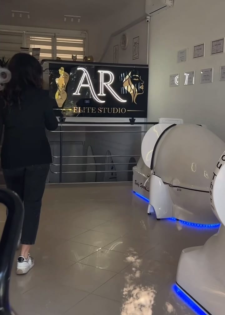 Recepcija AR Elite Studija sa osvetljenim znakom i Body Space aparatom